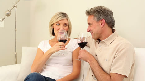 Älteres-Paar-Trinkt-Zusammen-Rotwein-Auf-Der-Couch