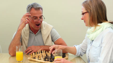 Älteres-Paar-Spielt-Zusammen-Schach-Am-Tisch