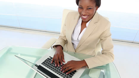 Beschäftigte-Geschäftsfrau-Mit-Laptop-Am-Schreibtisch
