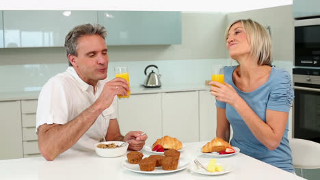 Pareja-Madura-Disfrutando-De-Un-Desayuno-Romántico-Juntos