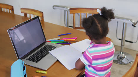 Afroamerikanisches-Mädchen,-Das-Zu-Hause-Online-Schule-Besucht-Und-Einen-Laptop-Mit-Kopierplatz-Verwendet