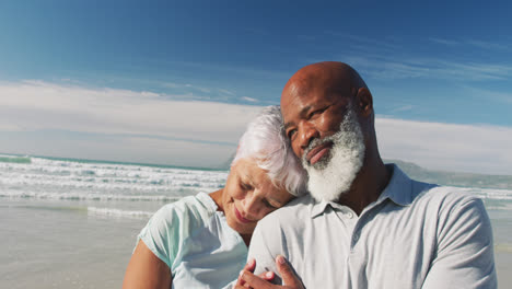 Sonriente-Pareja-Afroamericana-Senior-Abrazándose-En-La-Playa