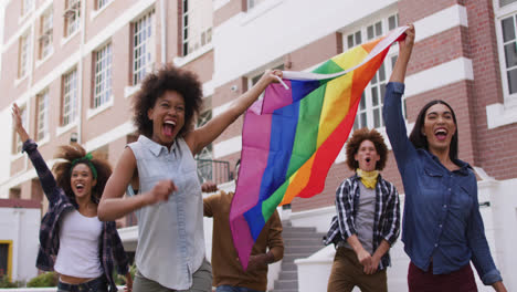 Fröhliche,-Vielfältige-Gruppe-Von-Männern-Und-Frauen,-Die-Während-Des-Protestes-Die-Regenbogenfahne-Hochhalten