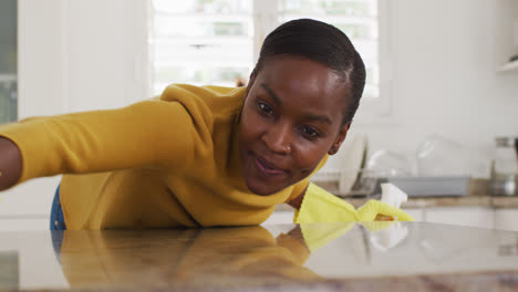 Feliz-Mujer-Afroamericana-Limpiando-La-Encimera-En-La-Cocina