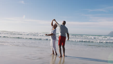 Älteres-Afroamerikanisches-Paar-Tanzt-Am-Strand