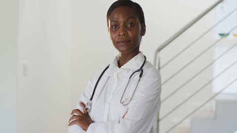 Porträt-Einer-Afroamerikanischen-Ärztin,-Die-Lächelnd-In-Die-Kamera-Blickt