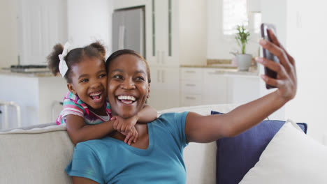 Feliz-Madre-E-Hija-Afroamericana-Tomándose-Selfie-En-Casa