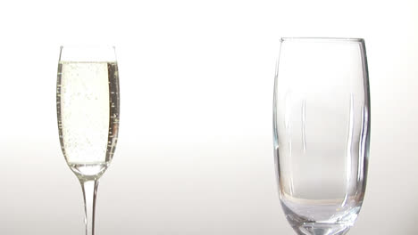Animation-Von-Brennendem-Papier-über-Champagnergläsern-Auf-Weißem-Hintergrund