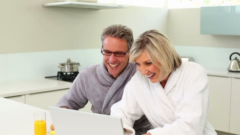Couple-using-their-laptop-at-breakfast-time