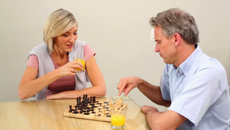 Älteres-Paar-Spielt-Schach-Am-Tisch