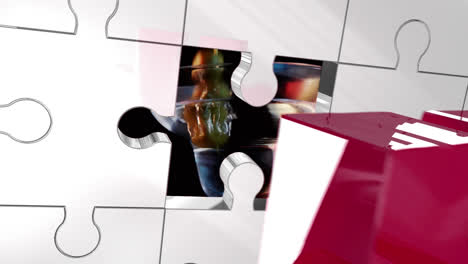 Schlüsselöffnung-Puzzle-Muster-Gegen-Oliven-Fallen-In-Cocktailglas-Auf-Schwarzem-Hintergrund