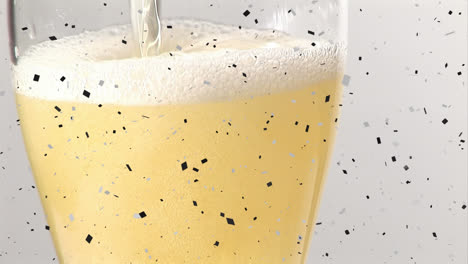 Animation-Von-Konfetti,-Das-über-Ein-Champagnerglas-Auf-Weißem-Hintergrund-Fällt
