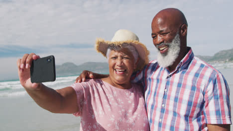 Älteres-Paar-Mit-Gemischter-Abstammung-Macht-Ein-Selfie-Mit-Einem-Smartphone-Am-Strand