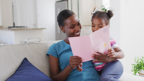 Afroamerikanische-Tochter-Gibt-Mutter-Geschenk-Am-Muttertag