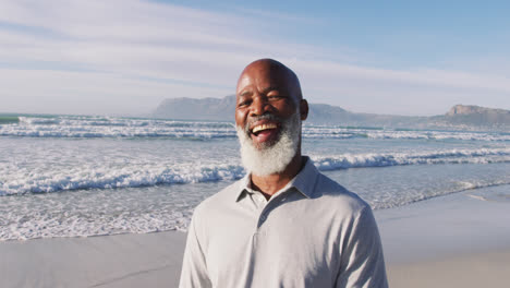 Hombre-Afroamericano-Mayor-Sonriendo-En-La-Playa