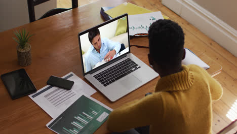 Afroamerikanische-Lehrerin-Nutzt-Laptop-Bei-Videoanruf-Mit-Männlichem-Schüler