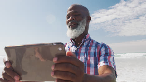 Älterer-Mann-Mit-Gemischter-Abstammung,-Der-Am-Strand-Ein-Selfie-Mit-Einem-Digitalen-Smartphone-Macht