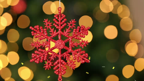 Animation-Von-Goldenem-Konfetti,-Das-über-Rote-Schneeflocken-Weihnachtsbaumdekoration-Fällt,-Mit-Bokeh-Lichtern