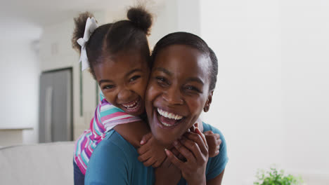 Porträt-Einer-Glücklichen-Afroamerikanischen-Mutter-Und-Tochter,-Die-Sich-Zu-Hause-Umarmen