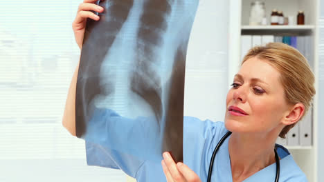 Chirurgin-Betrachtet-Röntgenbilder-An-Ihrem-Schreibtisch