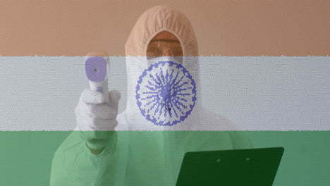 Animation-Eines-Mitarbeiters-Im-Gesundheitswesen-Im-PSA-Anzug-Mit-Digitalem-Thermometer-über-Der-Indischen-Flagge
