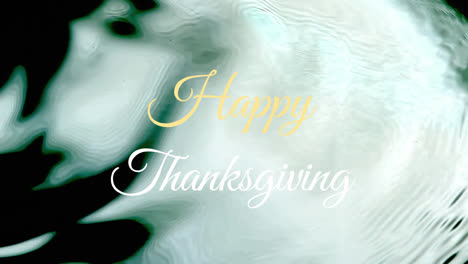 Happy-Thanksgiving-Text-Gegen-Wassereffekt-über-Strukturiertem-Grünem-Hintergrund