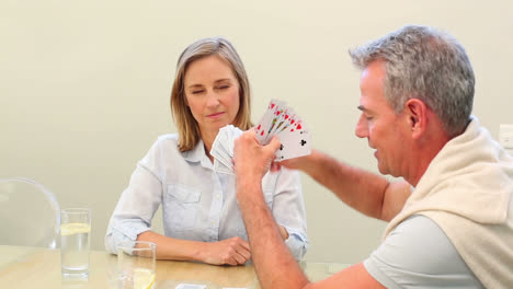 Älteres-Paar-Spielt-Zusammen-Karten-Am-Tisch