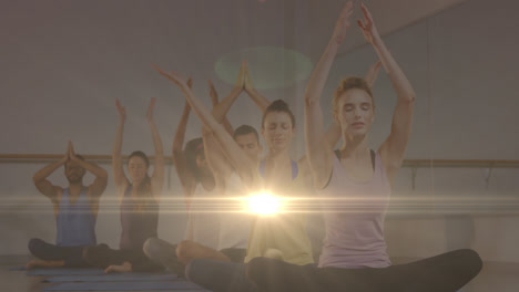 Animation-Von-Leuchtendem-Licht-über-Menschen,-Die-Yoga-Praktizieren