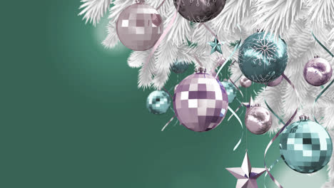 Weihnachtsdekorationen-Hängen-Am-Weihnachtsbaum-Gegen-Lichtflecken-Auf-Grünem-Hintergrund