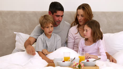 Süße-Eltern-Und-Kinder-Beim-Frühstück-Im-Bett