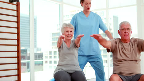 Senioren-Trainieren-Mit-Physiotherapeuten