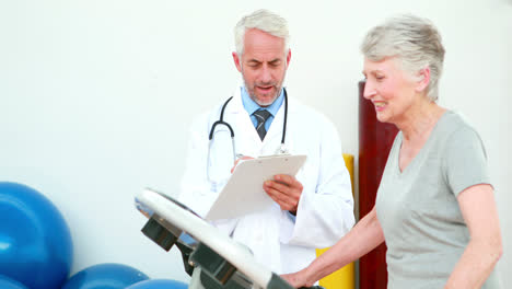 Arzt-Beobachtet-Patienten-Beim-Laufband