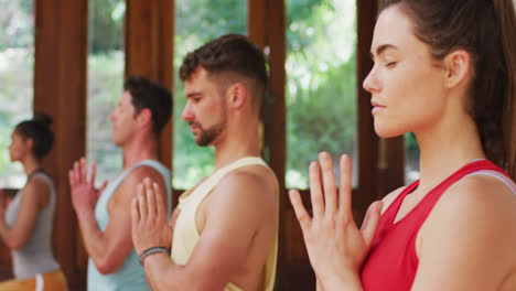 Heterogene-Gruppe-übt-Yoga-Position-Mit-Geschlossenen-Augen-Während-Des-Yoga-Kurses-Im-Studio