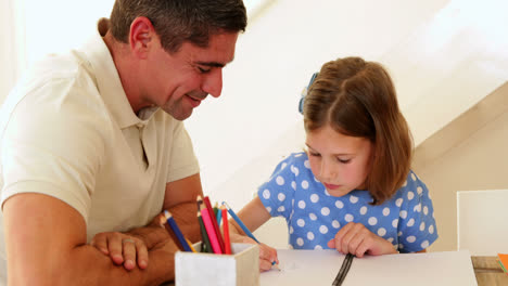 Vater-Und-Tochter-Zeichnen-Gemeinsam-Am-Tisch