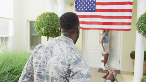 Afroamerikanischer-Soldat-Umarmt-Seine-Lächelnde-Frau-über-Der-Amerikanischen-Flagge