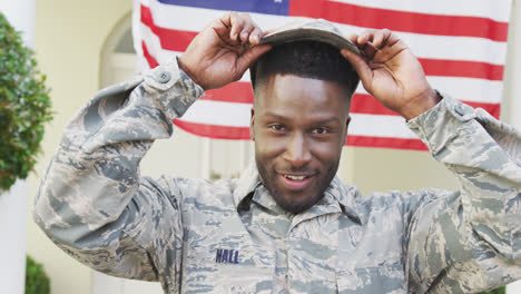 Porträt-Eines-Afroamerikanischen-Soldaten,-Der-über-Der-Amerikanischen-Flagge-Lächelt