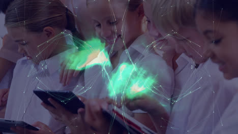 Animation-Eines-Globus-Mit-Verbindungen-über-Verschiedene-Schulkinder,-Die-Ein-Tablet-Verwenden