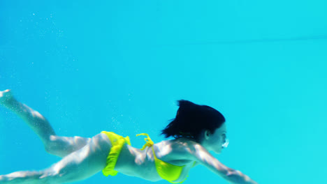 Morena-En-Bikini-Amarillo-Nadando-Bajo-El-Agua