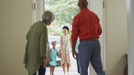 Afroamerikanische-Großeltern-Umarmen-Und-Begrüßen-Ihre-Lächelnde-Familie
