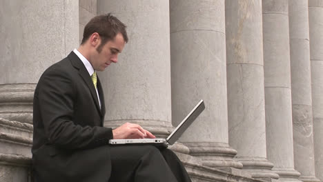 Hombre-De-Negocios-Al-Aire-Libre-Usando-Laptop