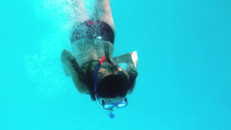 Morena-Nadando-Bajo-El-Agua-Usando-Snorkel