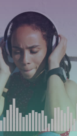 Musik-Equalizer-Gegen-Nahaufnahme-Einer-Afroamerikanischen-Frau,-Die-Kopfhörer-Trägt-Und-Musik-Hört