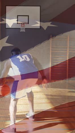 Amerikanische-Flagge-Winkt-Gegen-Afroamerikanischen-Männlichen-Basketballspieler,-Der-Basketball-übt