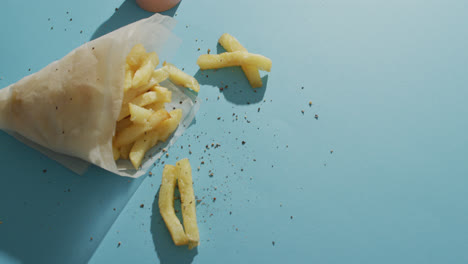 Video-Von-In-Papier-Eingewickelten-Chips,-Salz,-Pfeffer-Und-Dip,-Mit-Kopierplatz-Auf-Blauem-Hintergrund