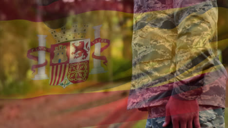 Animation-Der-Spanischen-Flagge,-Die-über-Einem-Kaukasischen-Soldaten-Weht