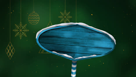 Blauer-Hölzerner-Schilderpfosten-Gegen-Weihnachtsdekorationen,-Die-Vor-Grünem-Hintergrund-Hängen