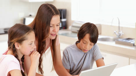 Mutter-Benutzt-Laptop-Mit-Ihren-Kindern