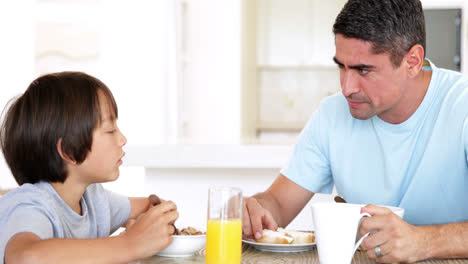 Man-chatting-with-his-son-over-breakfast