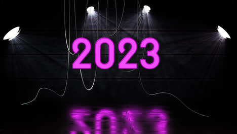 Animation-Des-Textes-2022-In-Rosa-Neon,-Mit-Hängenden-Kabeln-Auf-Schwarzem-Hintergrund