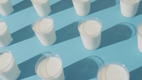 Video-Einer-Reihe-Von-Milchgläsern-Auf-Blauem-Hintergrund
